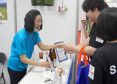 12日、ソウルで開催された「日韓交流おまつり」の宮城県ブースで日本酒を試飲する参加者