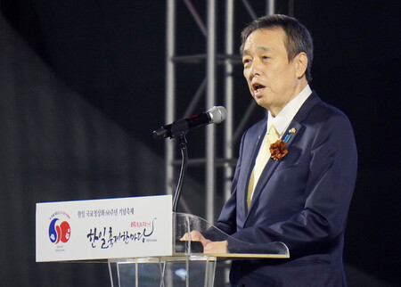 12日、ソウルで開催された「日韓交流おまつり」であいさつする水嶋光一駐韓大使