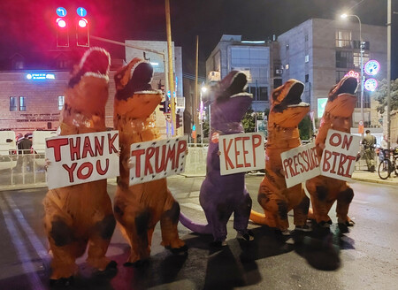 パレスチナ自治区ガザの人質解放を訴える集会で、トランプ米大統領に感謝するメッセージ=11日、エルサレム
