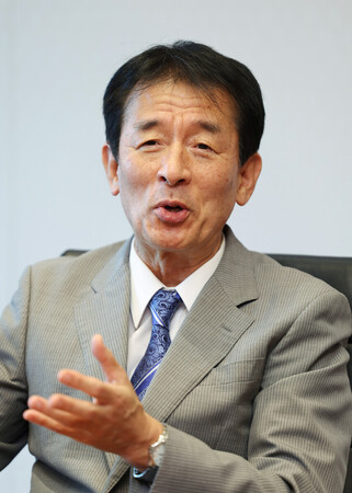 インタビューに応じる山崎達雄元財務官=3日、東京都千代田区