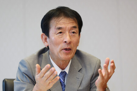 インタビューに応じる山崎達雄元財務官=3日、東京都千代田区
