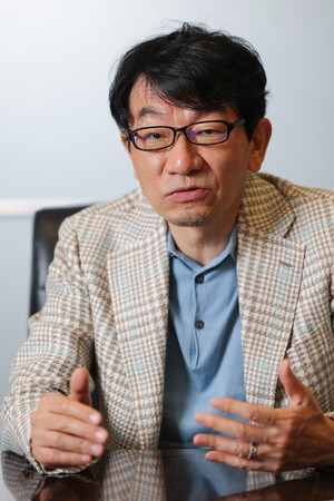 インタビューに応じるBNPパリバ証券の河野龍太郎チーフエコノミスト=7日、東京都千代田区