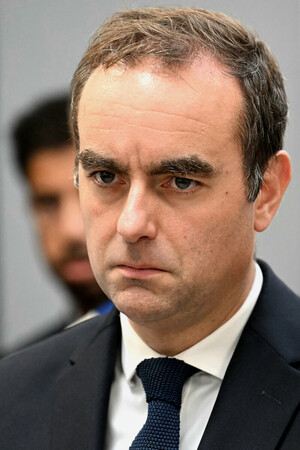 フランスのルコルニュ首相=11日、パリ南郊ライレローズ(AFP時事)