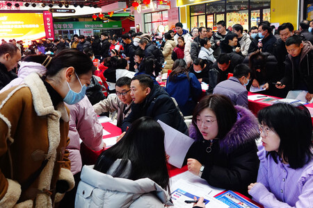 中国湖北省で企業説明会に詰め掛ける人々=2月6日、宜昌市(AFP時事)