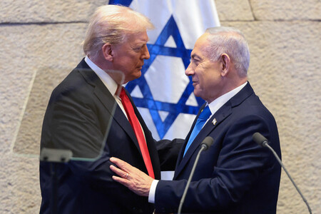 13日、エルサレムのイスラエル国会で、言葉を交わすネタニヤフ首相(右)とトランプ米大統領(AFP時事)