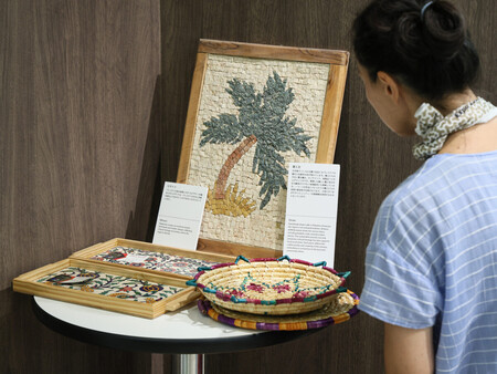 大阪・関西万博のパレスチナ館の伝統工芸品に関する展示=13日午後、大阪市此花区