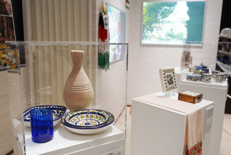 大阪・関西万博のパレスチナ館で展示された陶磁器などの伝統工芸品=13日午後、大阪市此花区