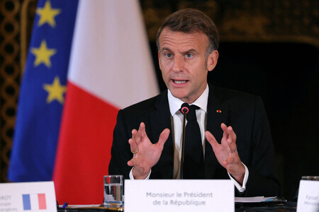 フランスのマクロン大統領=9日、パリ(AFP時事)