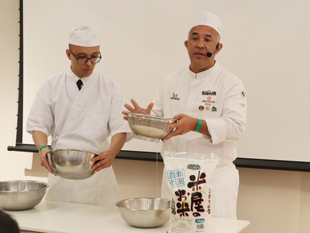 日本貿易振興機構(ジェトロ)のイベントでブラジルに輸出された新潟県産米の魅力を訴える関係者=13日、サンパウロ