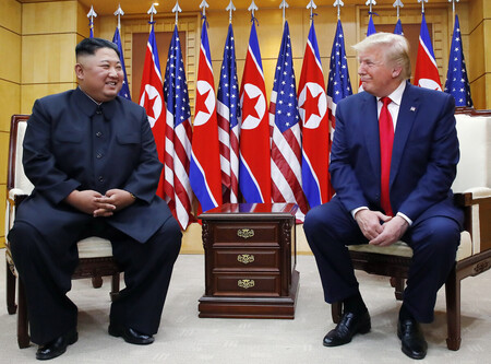 トランプ米大統領(右)と北朝鮮の金正恩朝鮮労働党委員長(当時)=2019年6月、板門店(EPA時事)