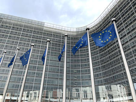 欧州旗が掲げられた欧州連合(EU)欧州委員会の本部ビル=ベルギー・ブリュッセル