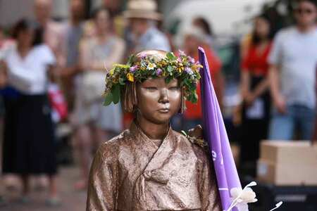 ベルリン市内の従軍慰安婦を象徴する少女像=2024年8月撮影(EPA時事)