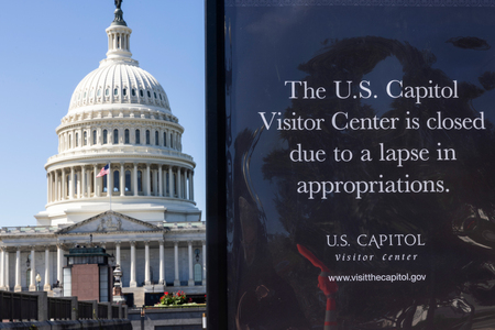 米連邦議会議事堂とビジターセンターの閉鎖を知らせる看板=1日、ワシントン(EPA時事)