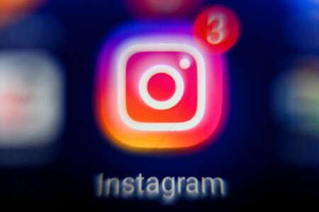 画面上に表示されるインスタグラムのロゴ=2021年10月(AFP時事)