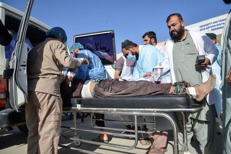 15日、アフガニスタン南部スピンボルダックで、パキスタン軍との武力衝突に巻き込まれ負傷し、搬送されるアフガン男性(AFP時事)