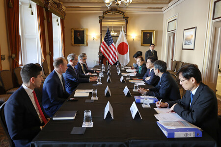 会談に臨む加藤勝信財務相(右から3人目)とベセント米財務長官(左から3人目)=15日、ワシントン(財務省提供)