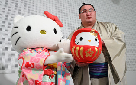 ハローキティからだるまを贈られた横綱豊昇龍=15日、ロンドン