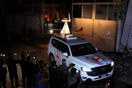 人質の遺体を搬送する赤十字国際委員会(ICRC)の車両=14日、パレスチナ自治区ガザの中心都市ガザ市(ロイター時事)