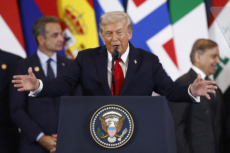 ガザ和平国際会議で演説するトランプ米大統領=13日、エジプト・シャルムエルシェイク(AFP時事)