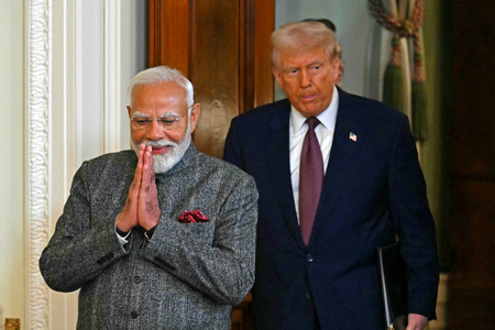 インドのモディ首相(左)とトランプ米大統領=2月13日、ワシントン(AFP時事)