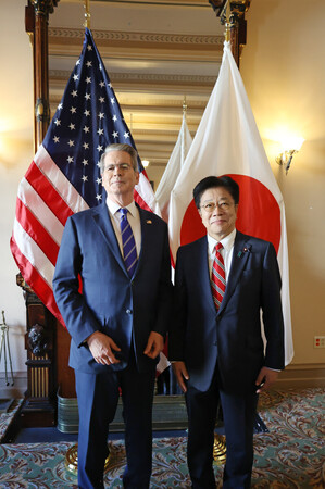 加藤勝信財務相(右)とベセント米財務長官=15日、ワシントン(財務省提供)