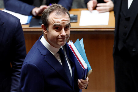 16日、不信任決議案の採決が行われたフランス国民議会の議場に入ったルコルニュ首相(ロイター時事)