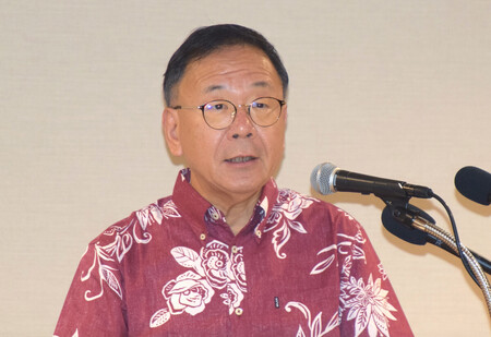 記者会見する日銀の田村直樹審議委員=16日午後、那覇市