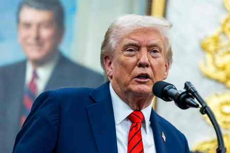 トランプ米大統領=10日、ワシントン(EPA時事)